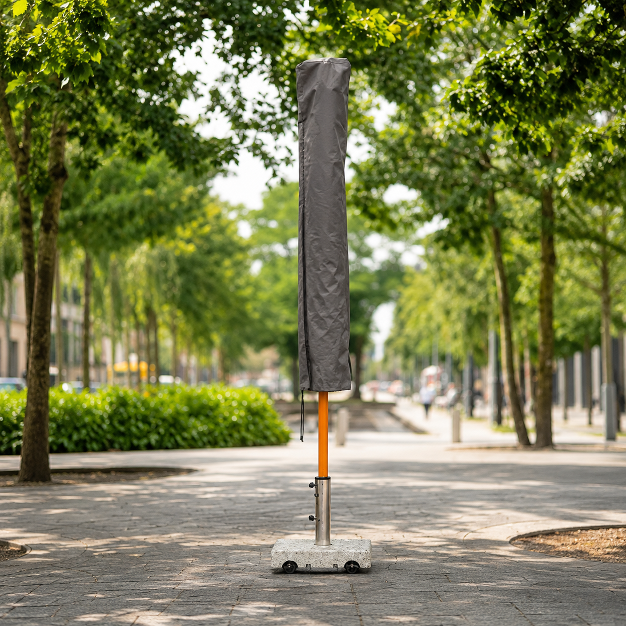 Beschermhoes Winza Parasolhoes antraciet, sfeerbeeld op parasol tussen bomen