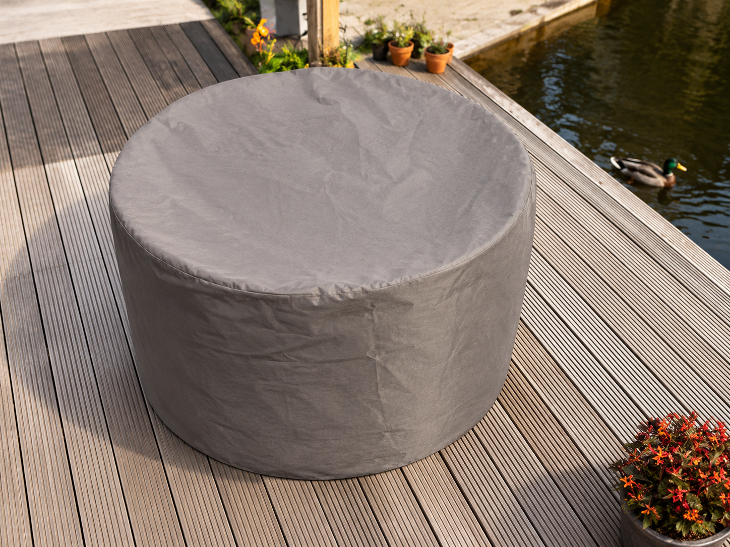 Beschermhoes Winza Tuinset Rond grijs op houten terras