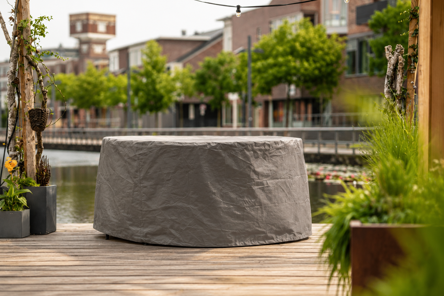 Beschermhoes Winza Tuinset Rond grijs, sfeerbeeld op terras met stadszicht