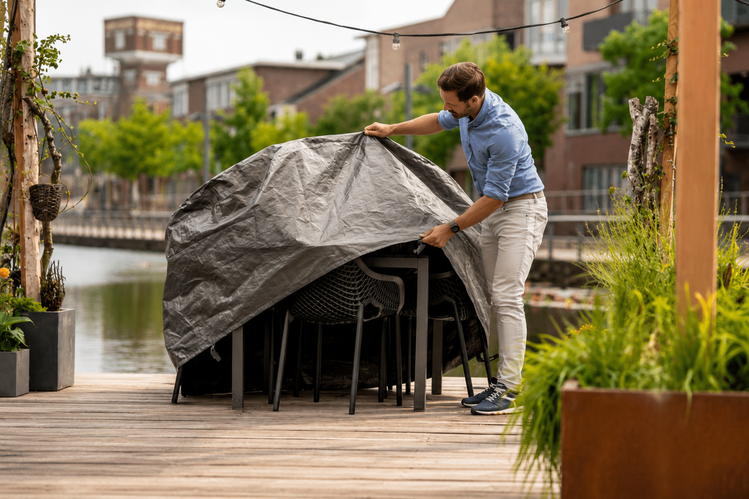 Beschermhoes Winza Tuinset Rond grijs, sfeerbeeld op houten terras tussen planten
