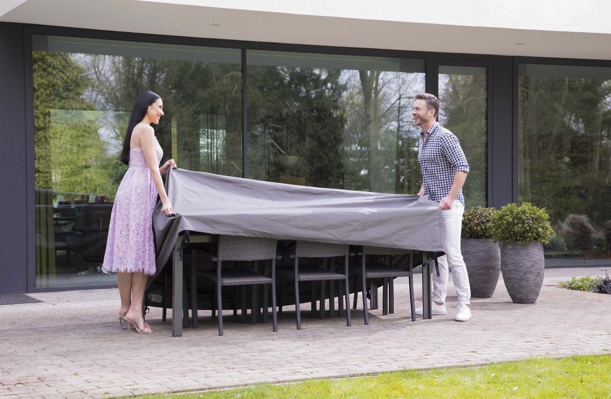Beschermhoes Winza Tuinset grijs, sfeerbeeld met persoon op terras
