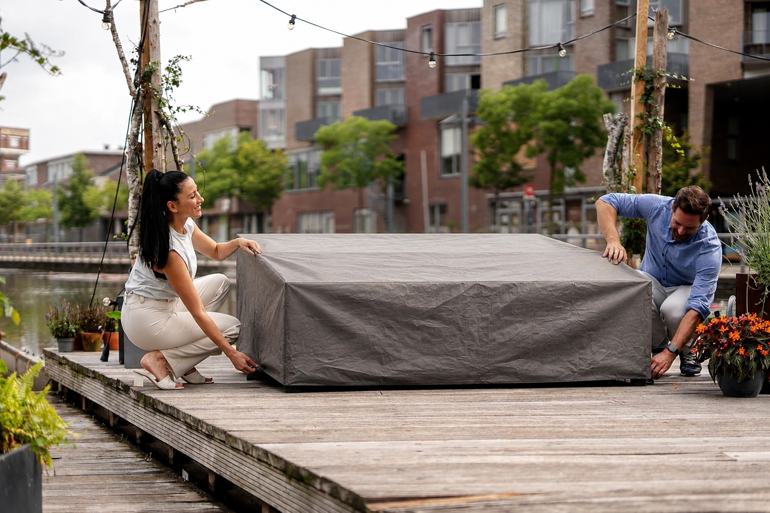 Beschermhoes Winza Loungeset 250 antraciet, sfeerbeeld met persoon op terras