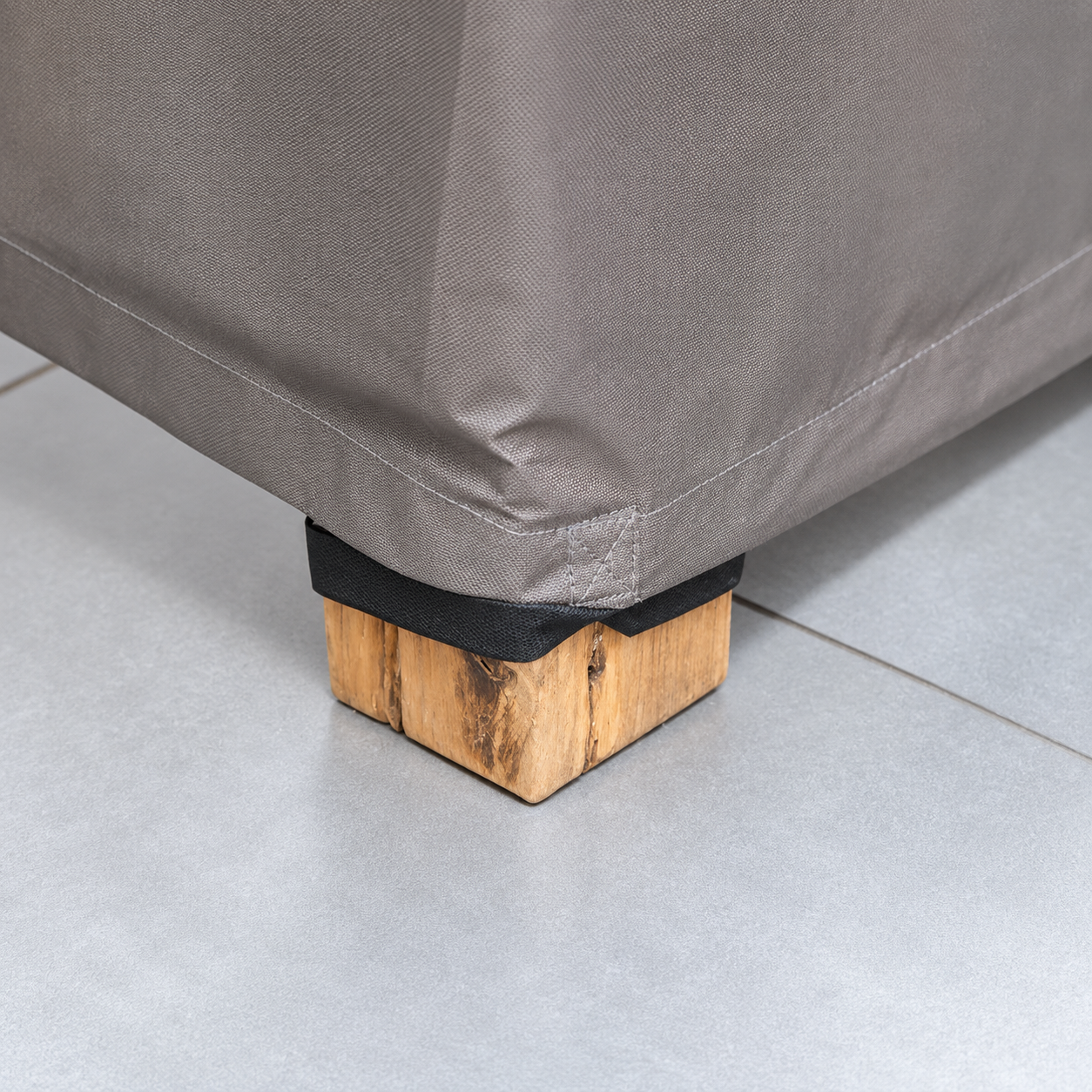 Beschermhoes Winza Loungeset L-vorm detail bevestiging bij houten poot