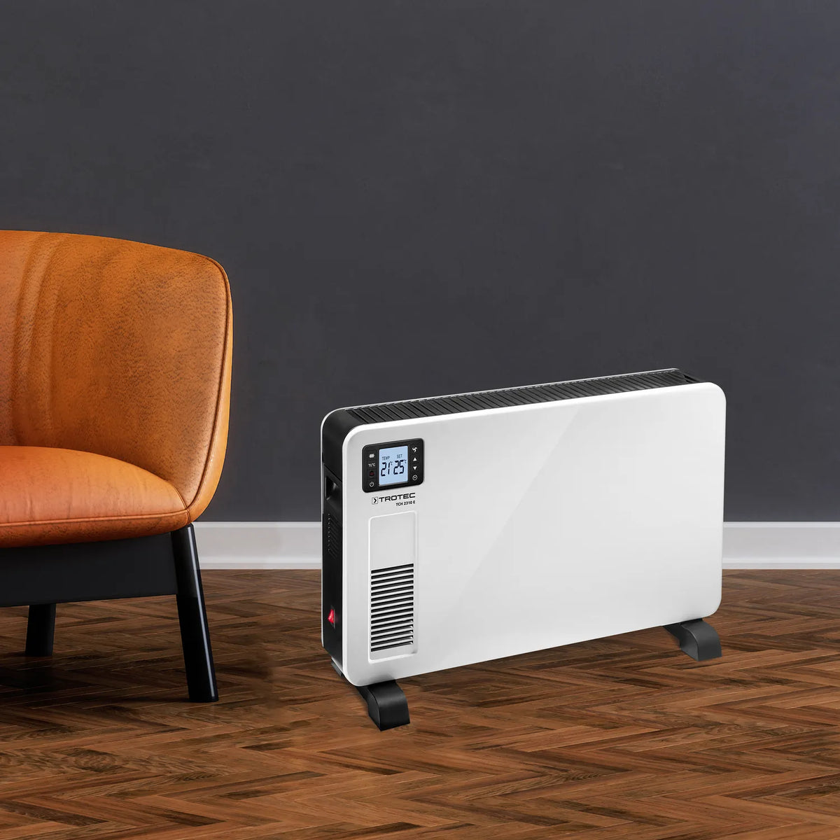 Trotec TCH 2310 E convectorkachel in een woonkamer naast een fauteuil