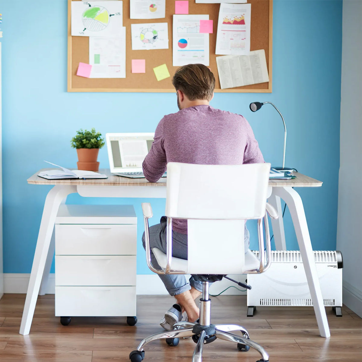 Trotec TCH 19 E convectorkachel naast een bureau in een werkkamer