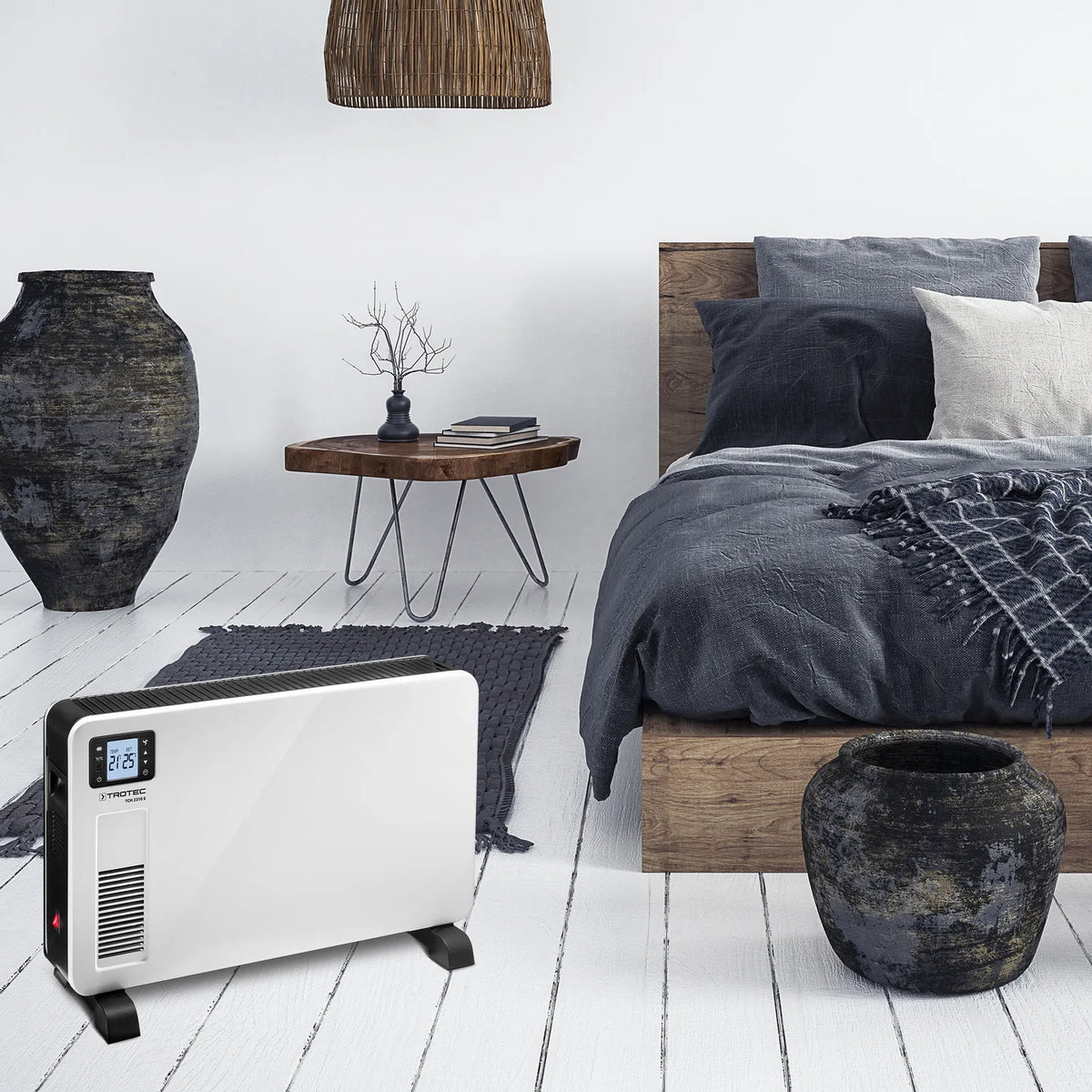 Trotec TCH 2310 E convector in een woonkamer bij de bank
