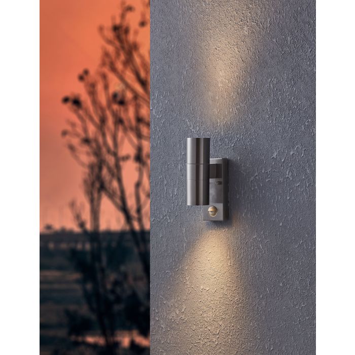 EGLO Riga 5 wandlamp gemonteerd aan een gevel, verlicht bij zonsondergang