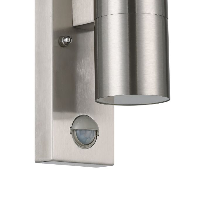 EGLO Riga 5 wandlamp vanuit een hoek gezien, met close-up van de bewegingssensor