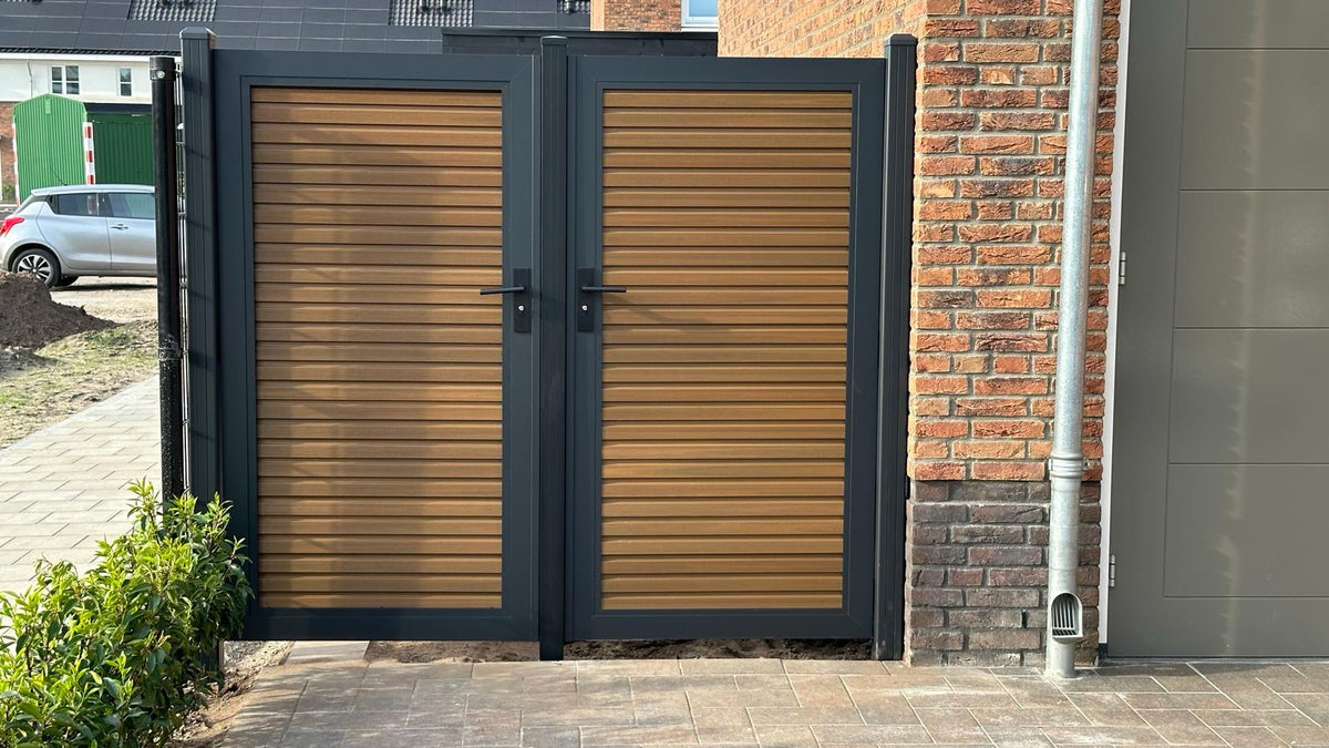 WPC tuindeuren Rhombus Teak met antraciet aluminium frame als dubbele poort naast een gevel