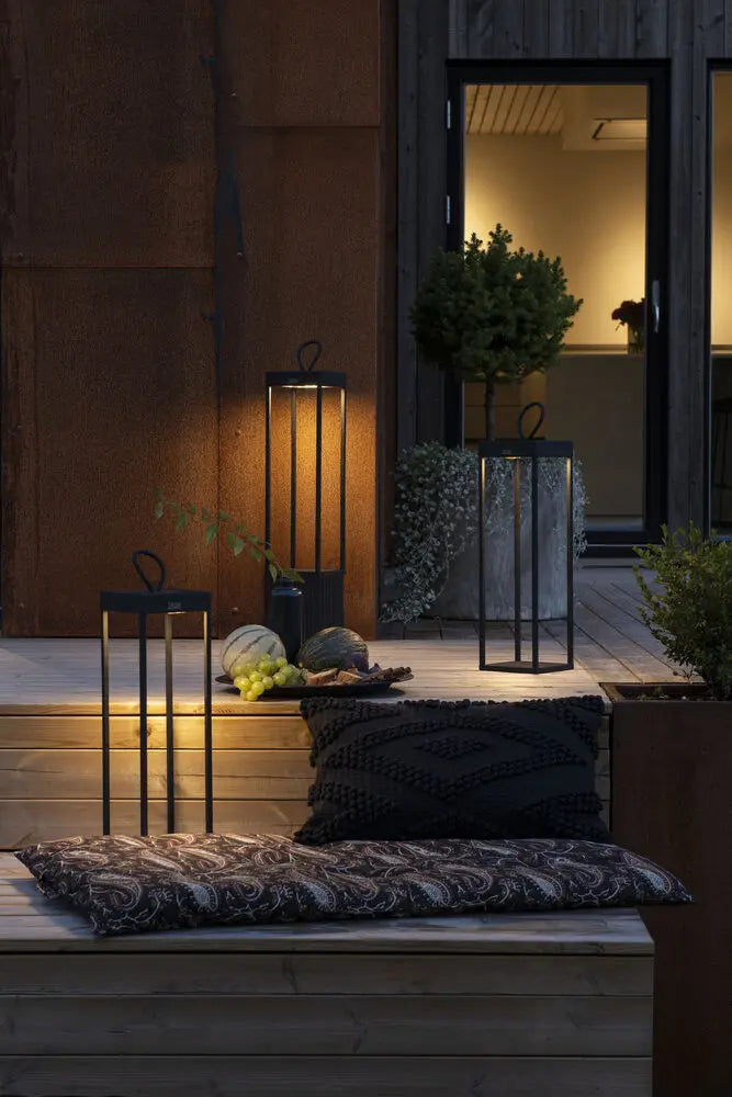 Konstsmide Ravello terraslamp in een sfeervolle setting, verlicht bij avondlicht