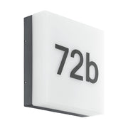 Witte EGLO Cornale wandlamp met antracietkleurige zijkant, huisnummer "72b" op het lichtvlak