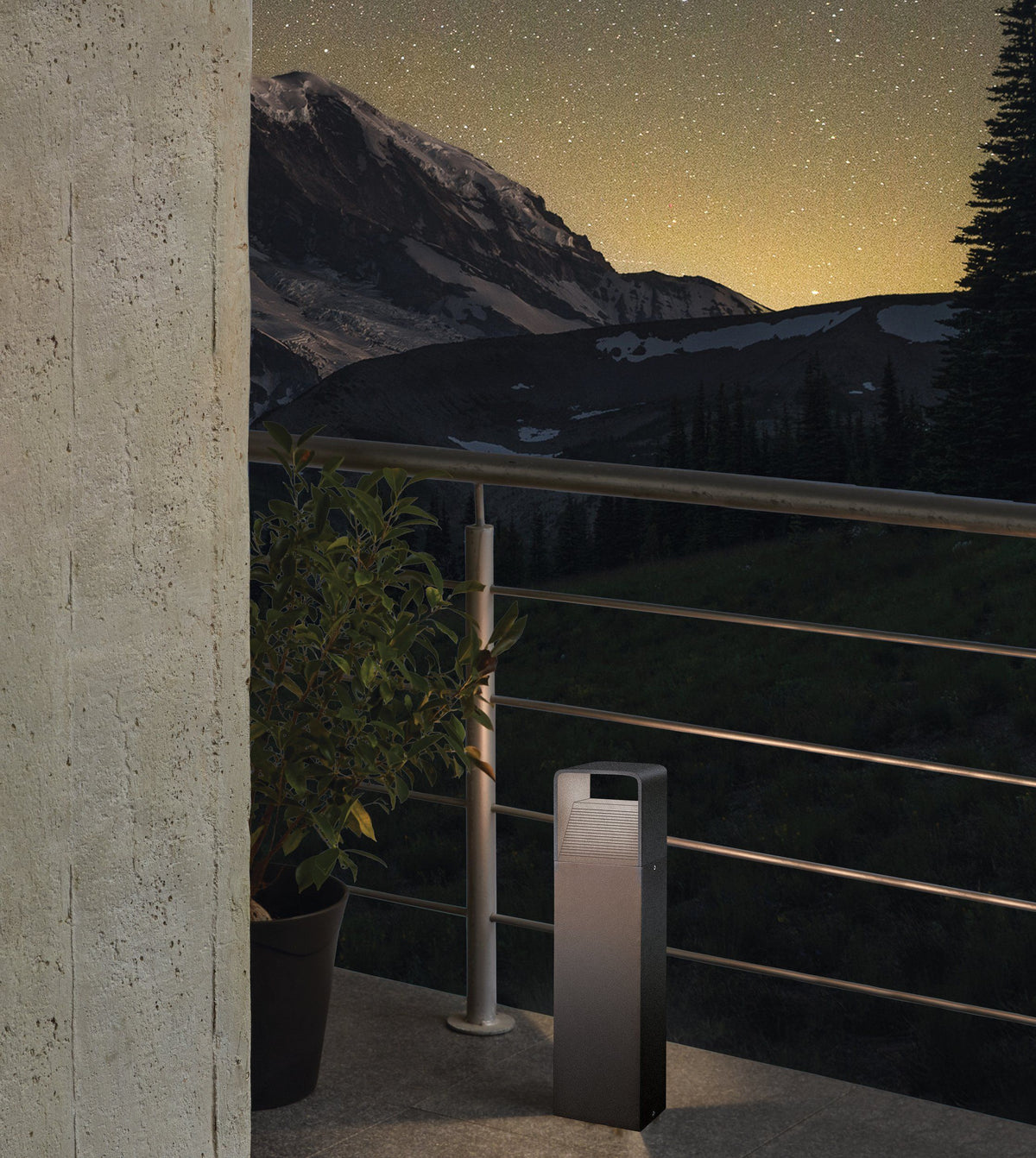 EGLO Doninni 1 sokkellamp op een balkon met hekwerk, bij avondlicht met bergzicht op de achtergrond