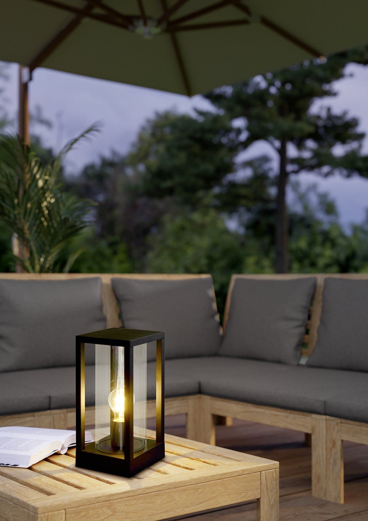 EGLO Cascinetta gebruikt als tafelverlichting bij een loungeset op een terras, bij avondlicht
