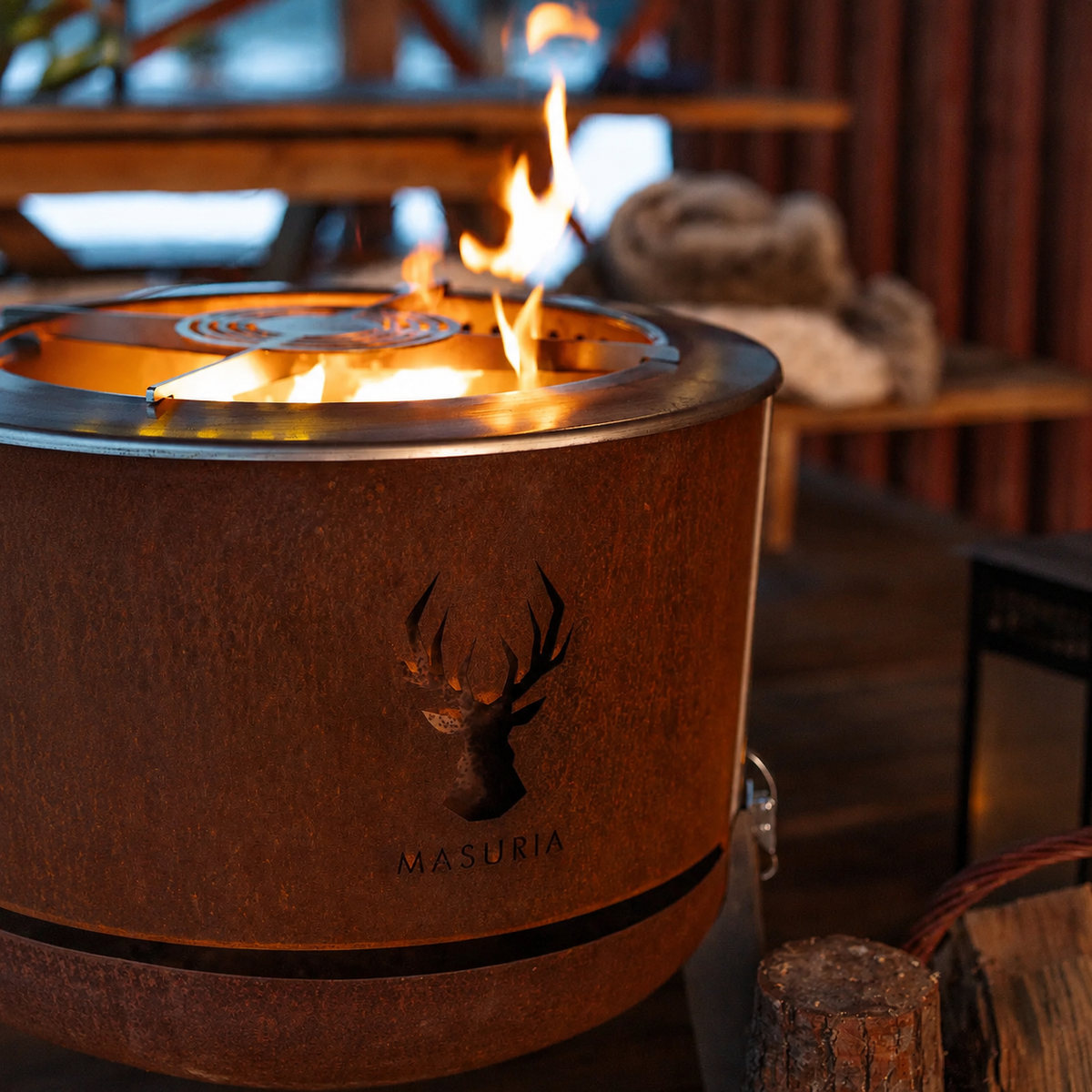 Alpha 600 Corten vuurkorf met brandende vlam – lifestyle close-up buiten