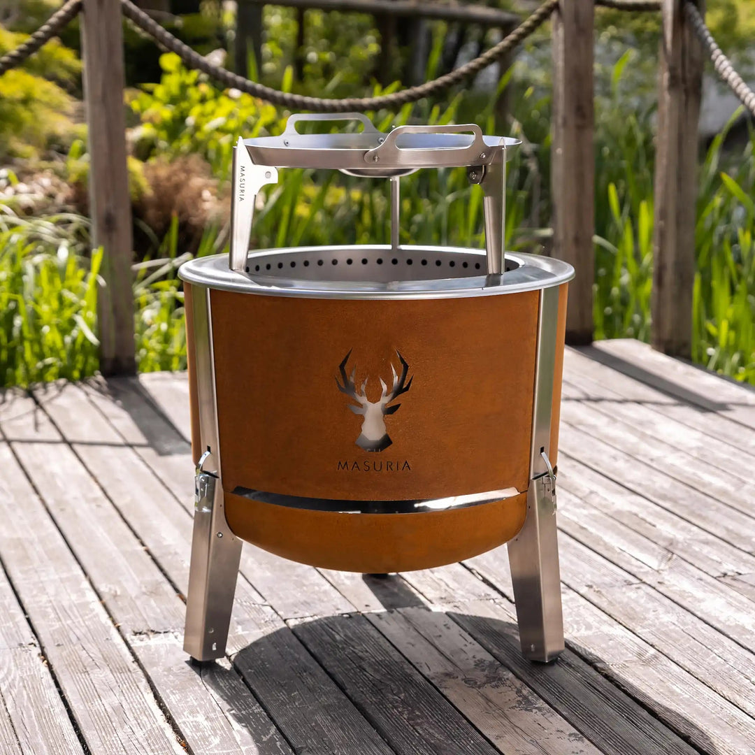 Alpha 600 Corten vuurkorf op houten terras met grillrooster
