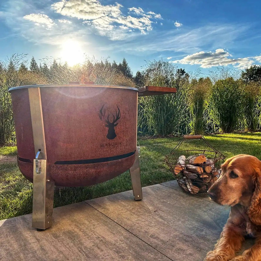 Alpha 600 Corten vuurkorf in tuinomgeving met hond