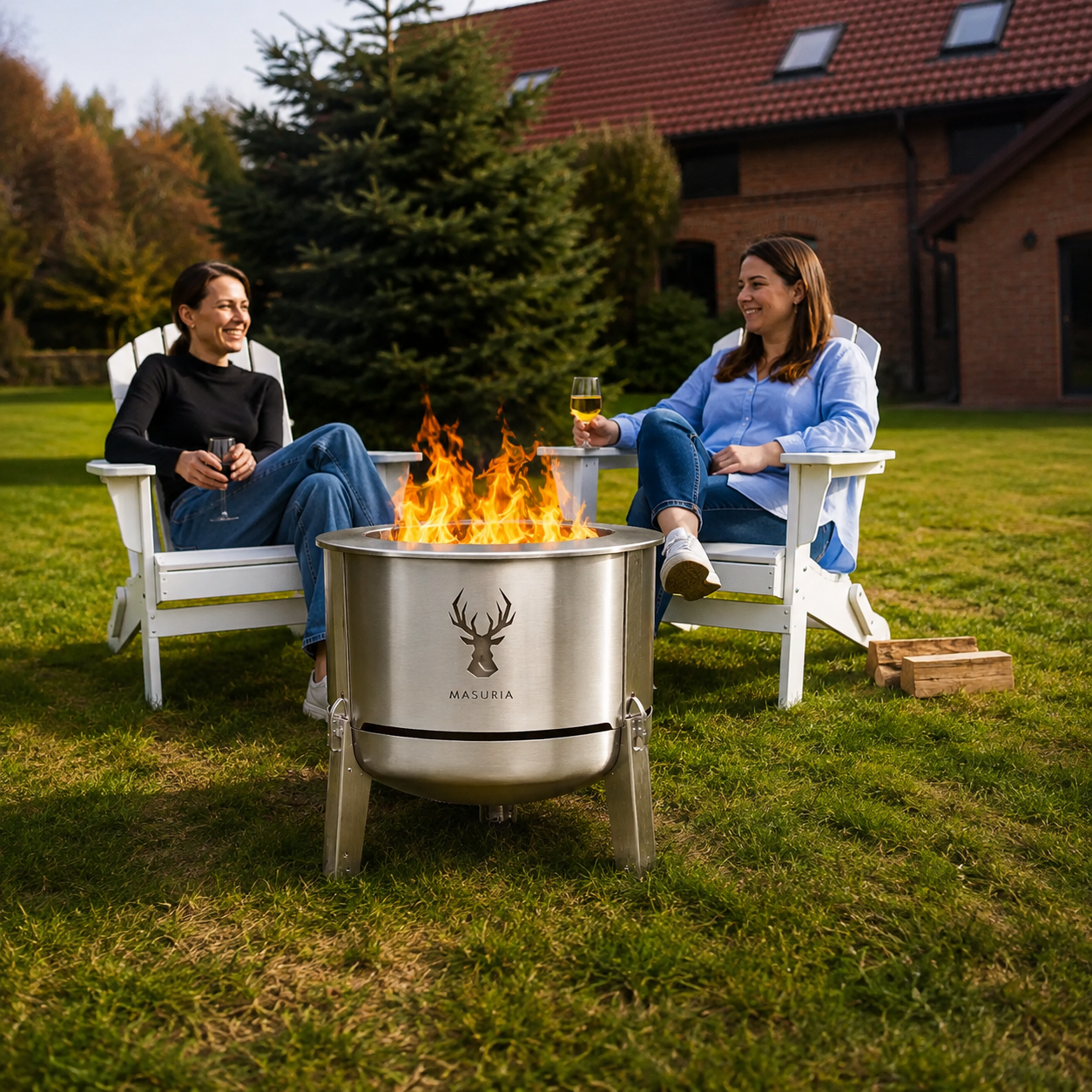 Stel geniet buiten bij de Alpha 600 Silver vuurkorf in tuinstoelen