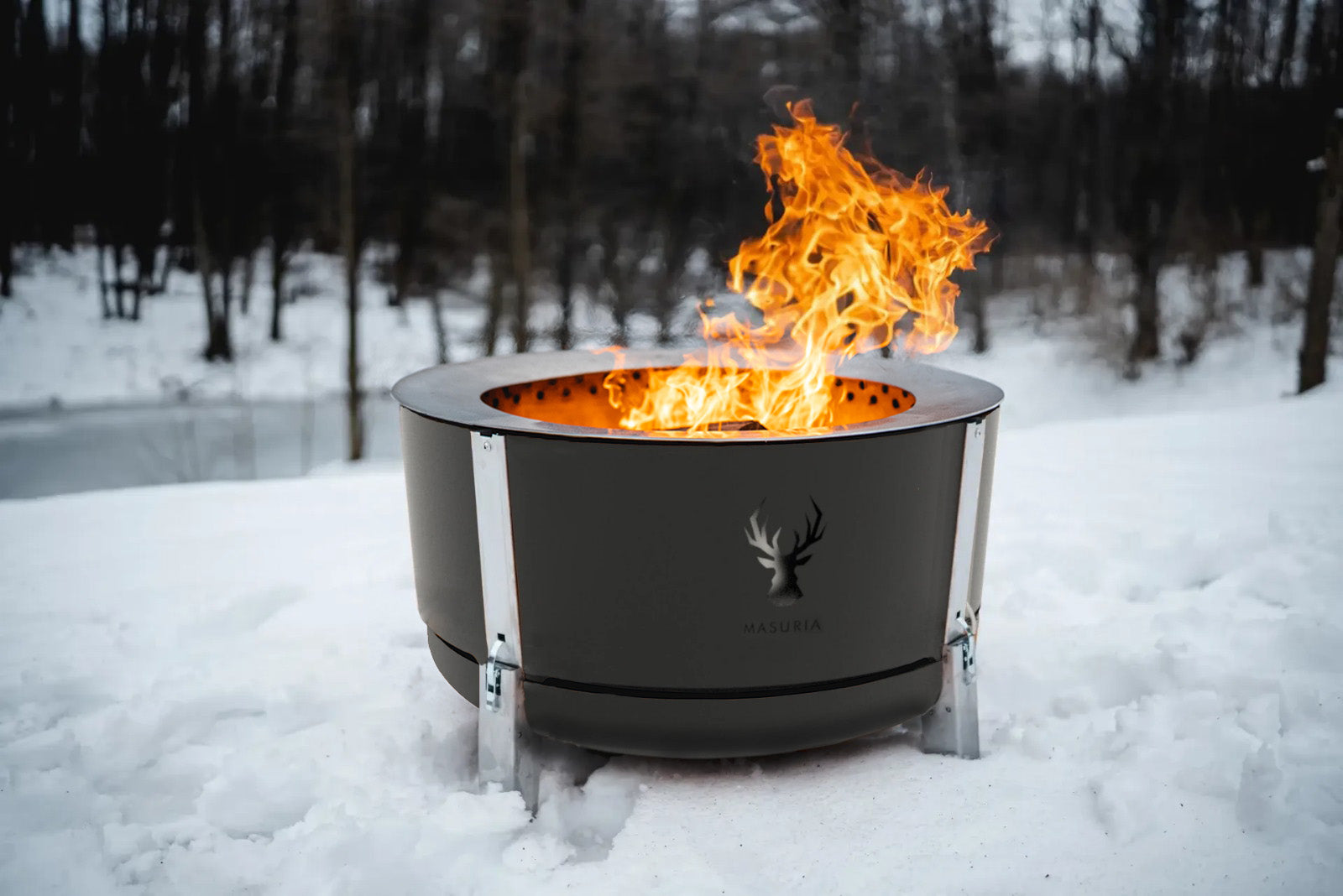 Alpha 800 Zwart rookloze vuurkorf brandend in de sneeuw – gebruik in de winter