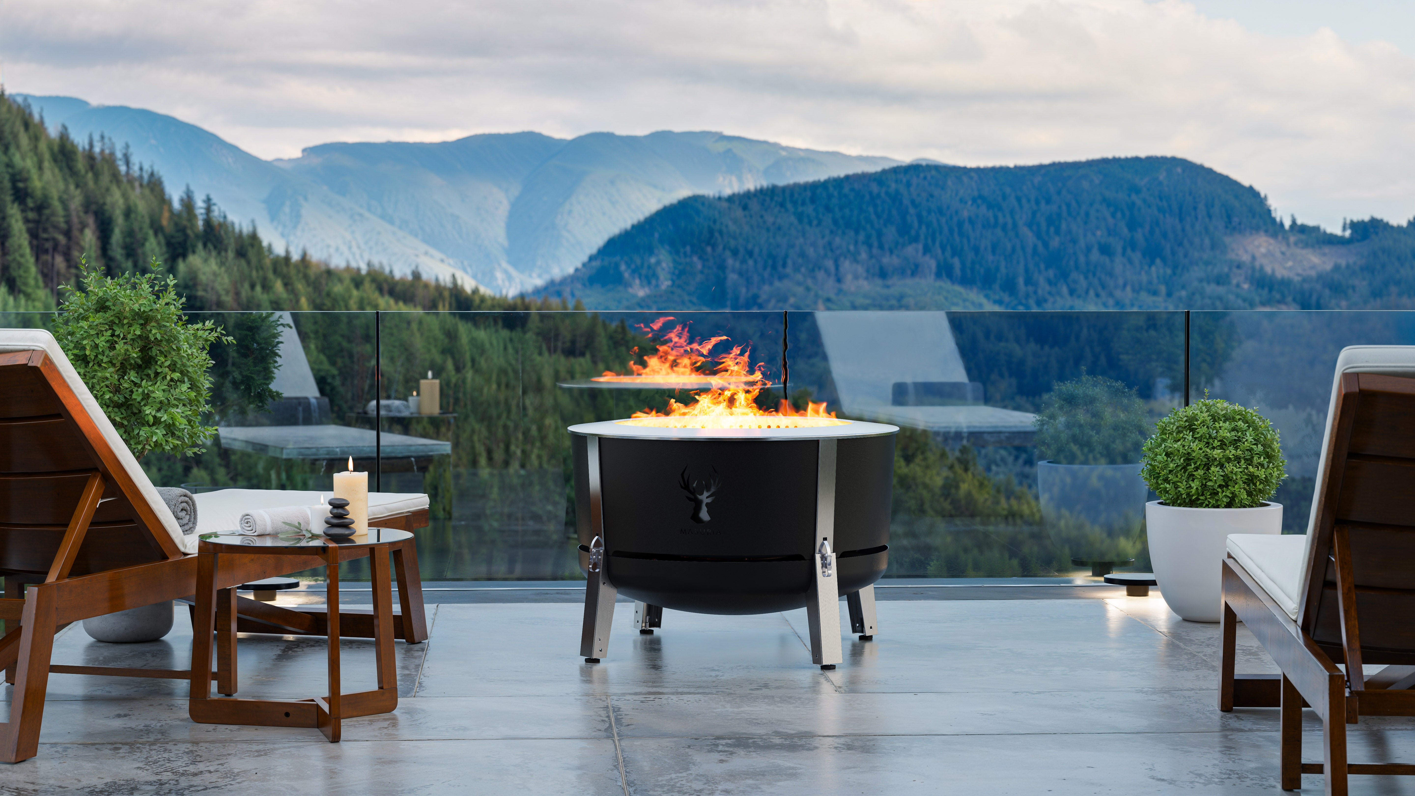 Alpha 800 Zwart vuurkorf op terras met infinitypool en bergzicht op de achtergrond