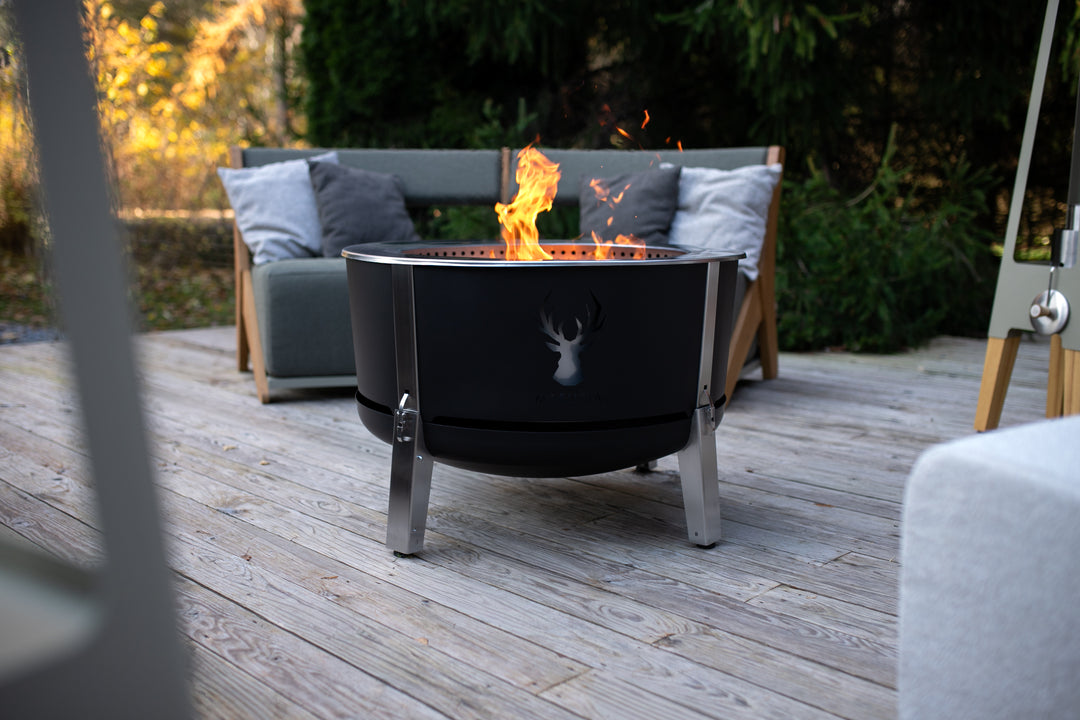 Alpha 800 Zwart rookloze vuurkorf op terras met tuinmeubelen overdag