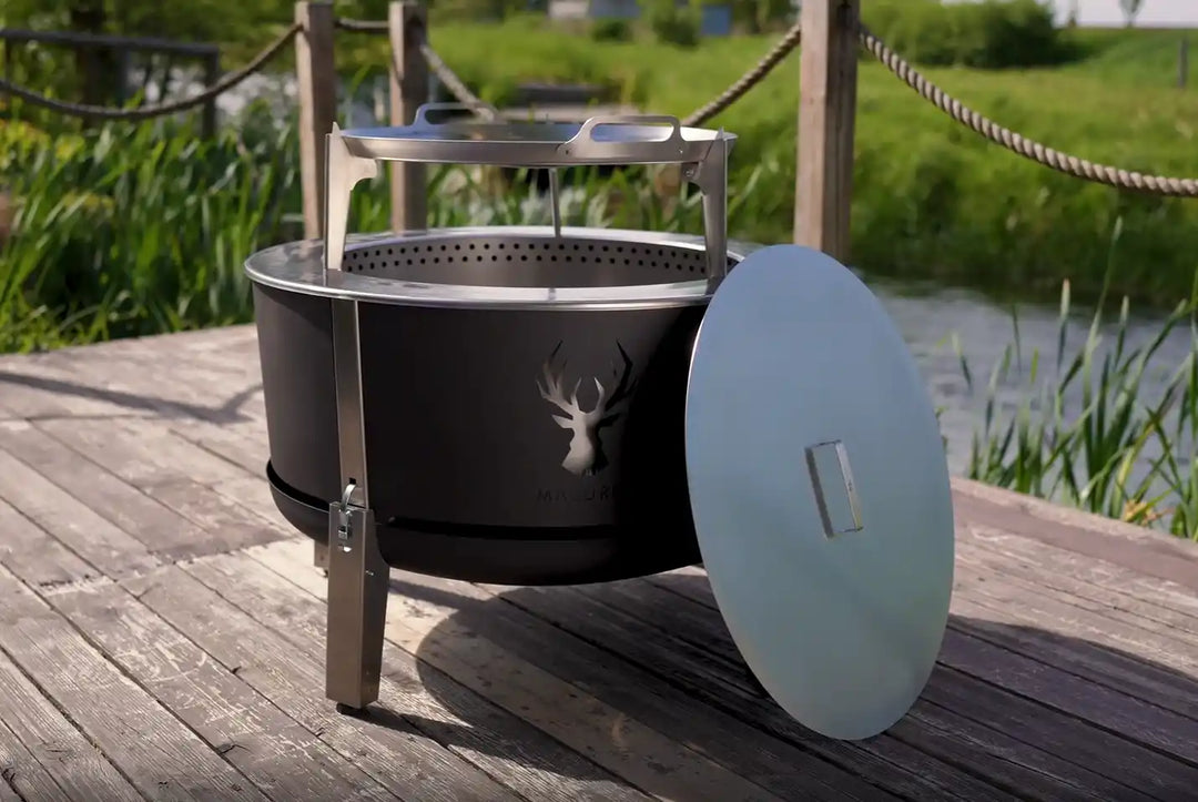 Alpha 800 Zwart Grill Master bundel – vuurkorf met grillrooster en deksel accessoires op houten steiger