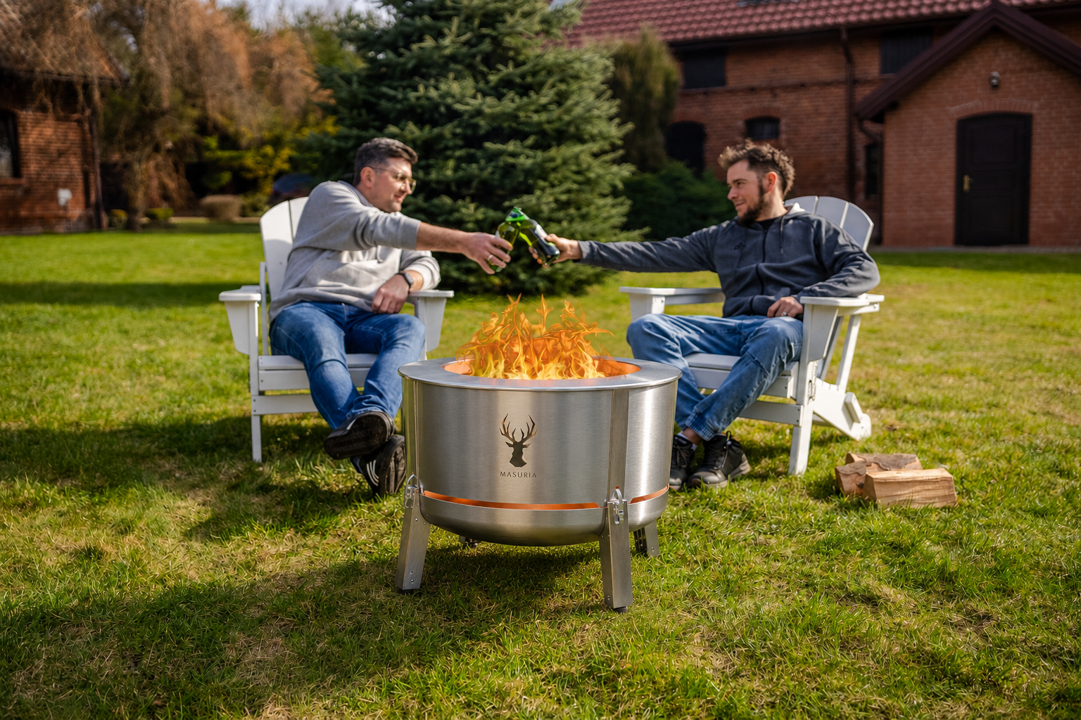 Twee mannen genieten overdag buiten bij de Alpha 800 Silver vuurkorf in tuinstoelen
