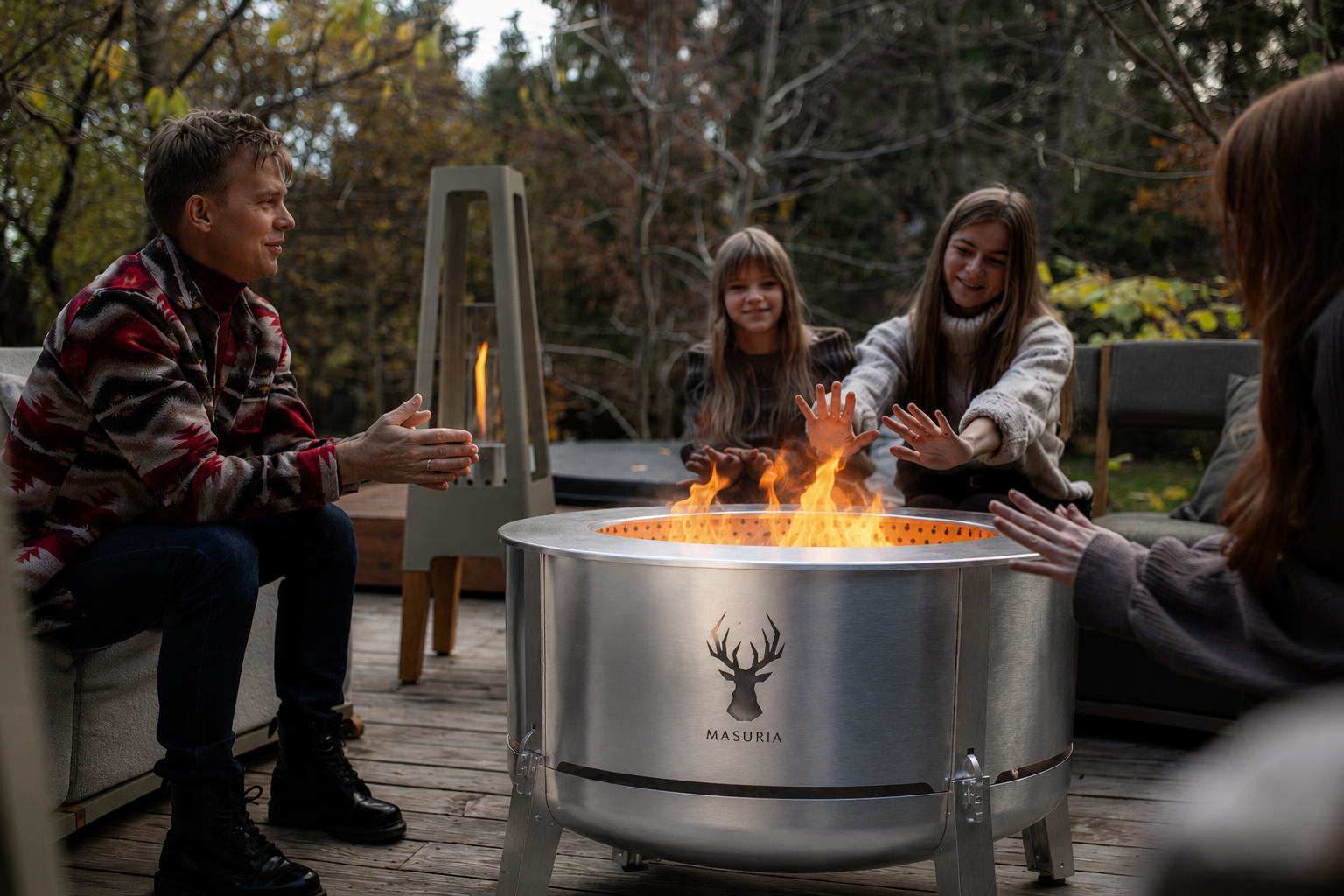 Twee vrouwen genieten 's avonds buiten bij de Alpha 800 Silver vuurkorf op terras