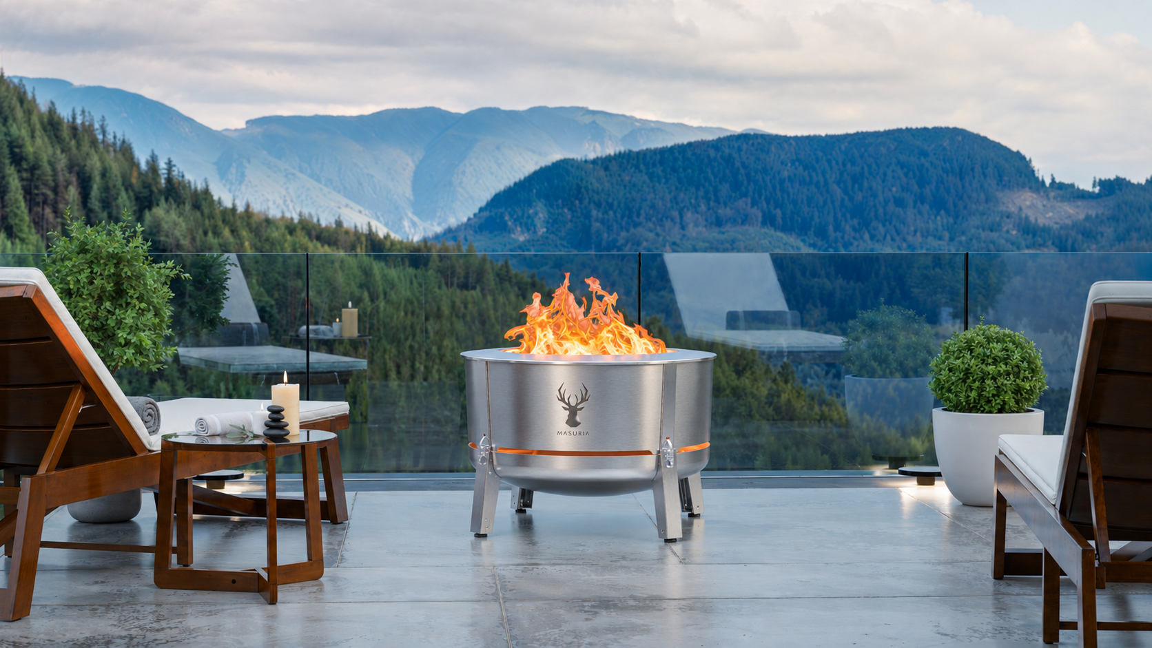 Alpha 800 Silver vuurkorf op terras met infinitypool en bergzicht op de achtergrond