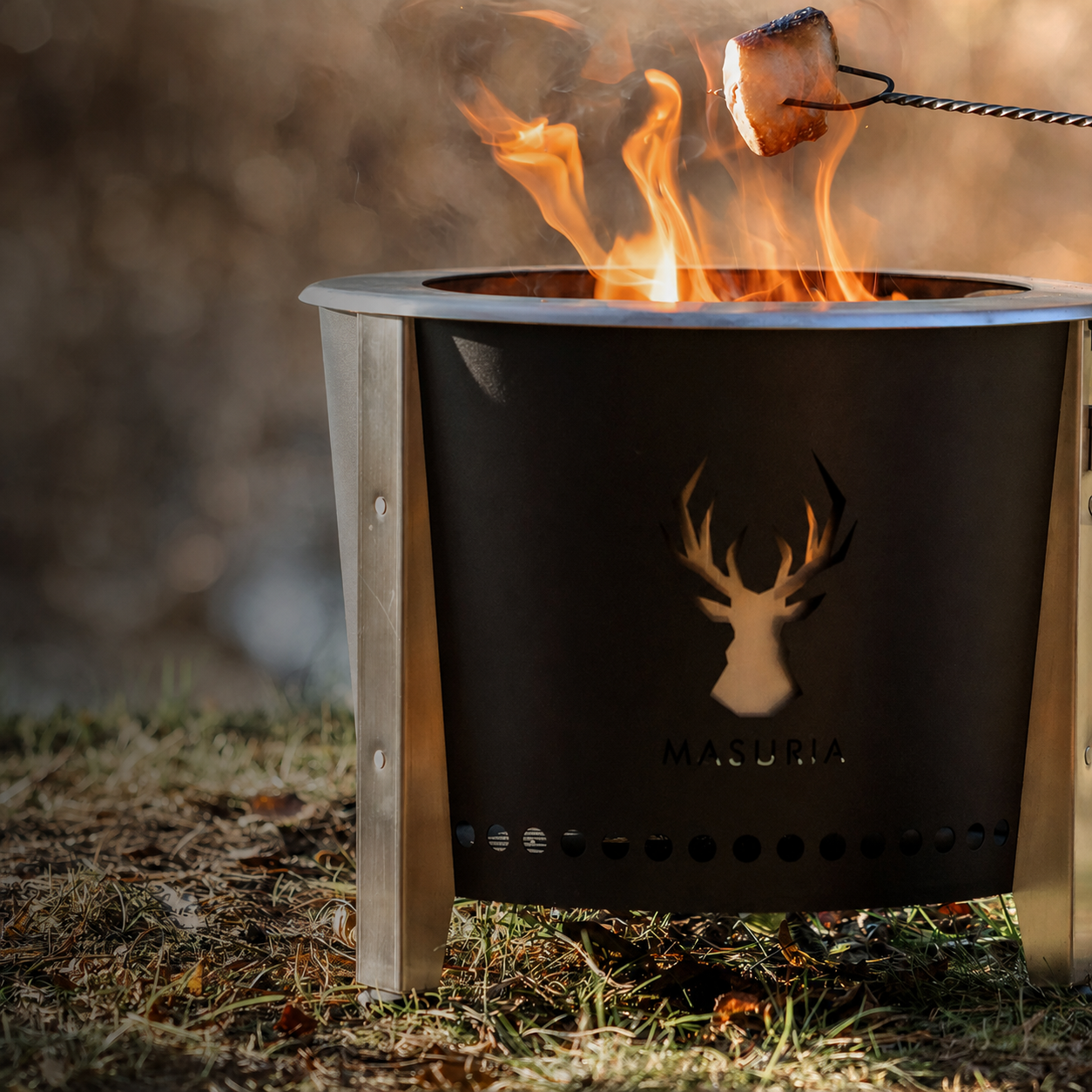 Alpha Camp Zwart rookloze vuurkorf brandend in bosomgeving – buiten lifestyle