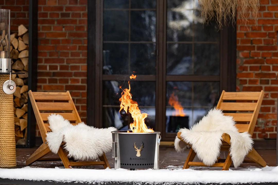 Alpha Camp Zwart vuurkorf op terras met bank in winteromgeving