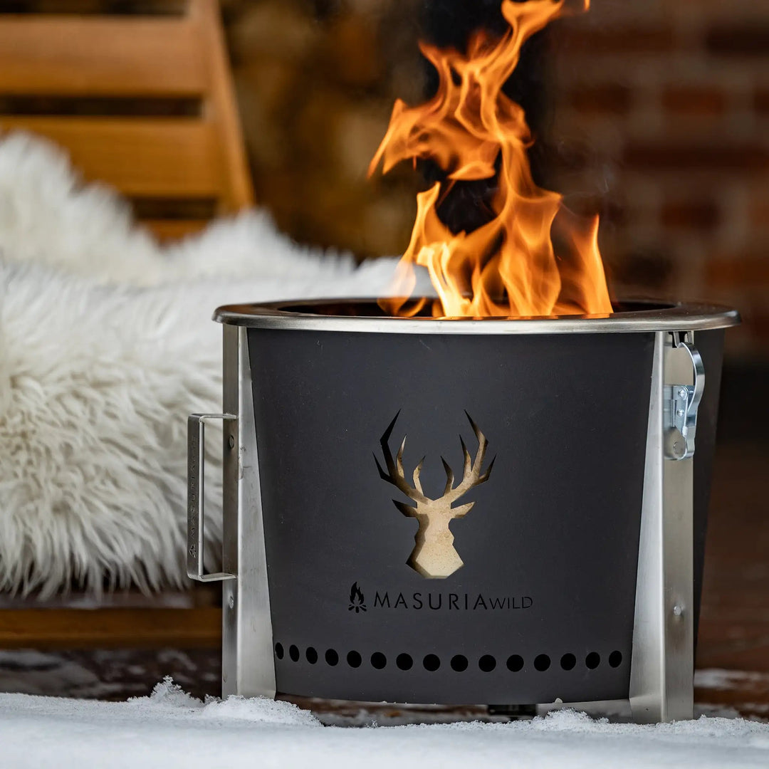 Alpha Camp Zwart rookloze vuurkorf brandend in de sneeuw – close-up lifestyle