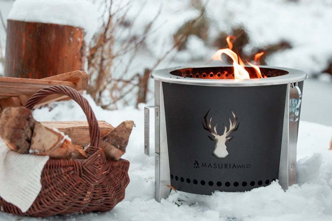 Alpha Camp Zwart rookloze vuurkorf in wintersfeer met picknickmand