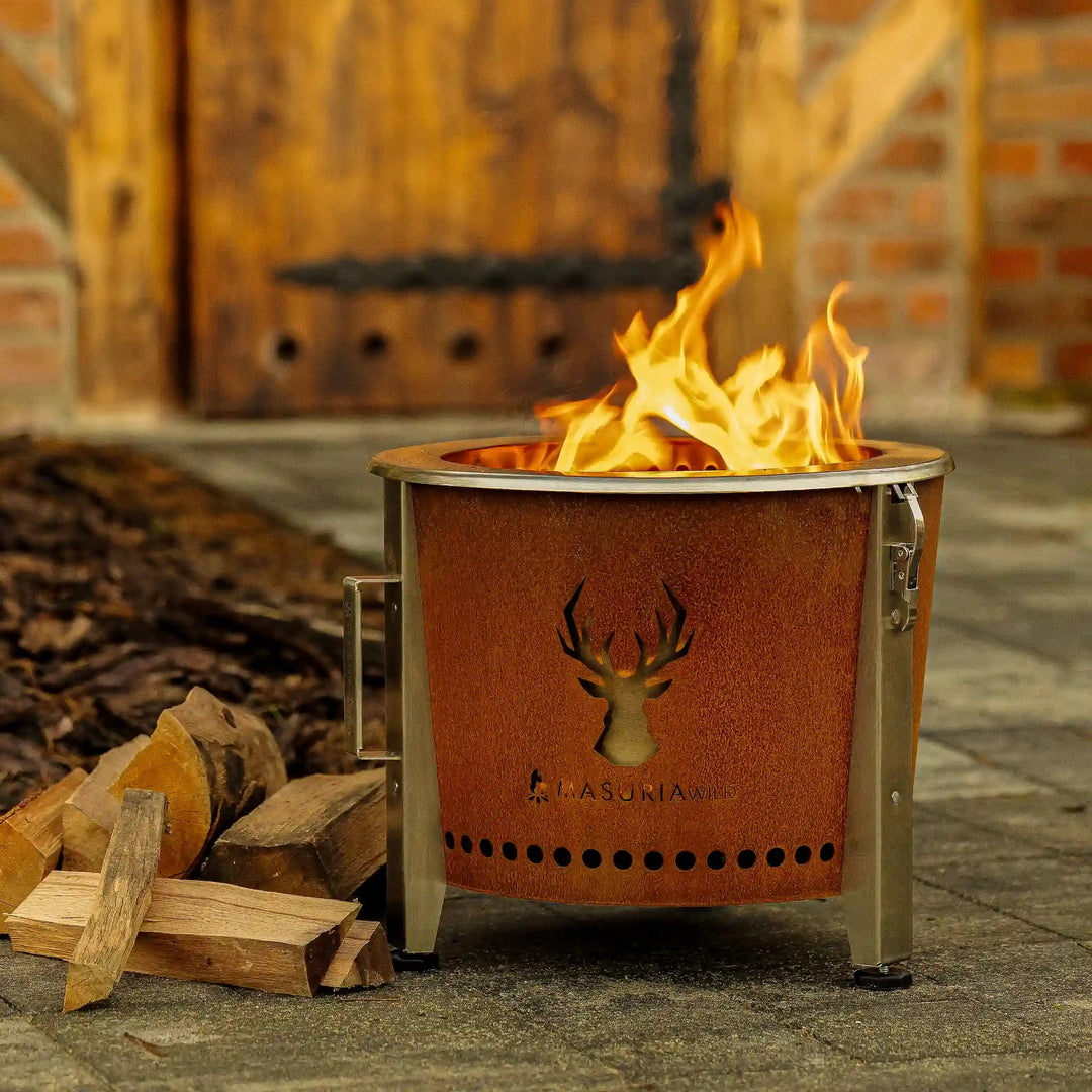 Alpha Camp Corten rookloze vuurkorf brandend in rustieke buitenomgeving