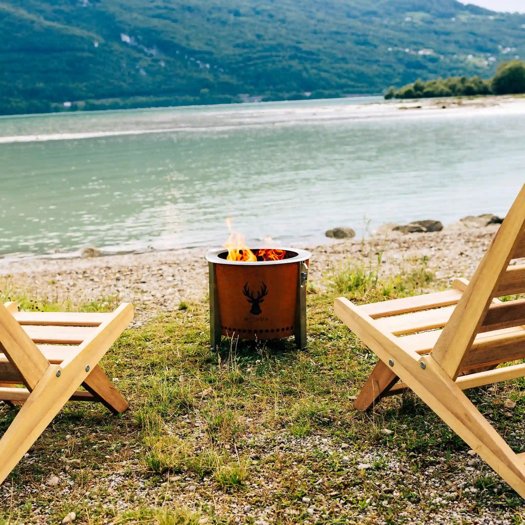 Alpha Camp Corten vuurkorf aan het meer met campingstoel – buiten lifestyle
