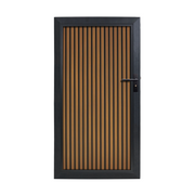 WPC tuindeur Rhombus Teak Verticaal met zwarte achtergrond en antraciet aluminium frame