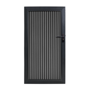 WPC tuindeur Rhombus Zwart Verticaal met zwarte achtergrond en antraciet aluminium frame