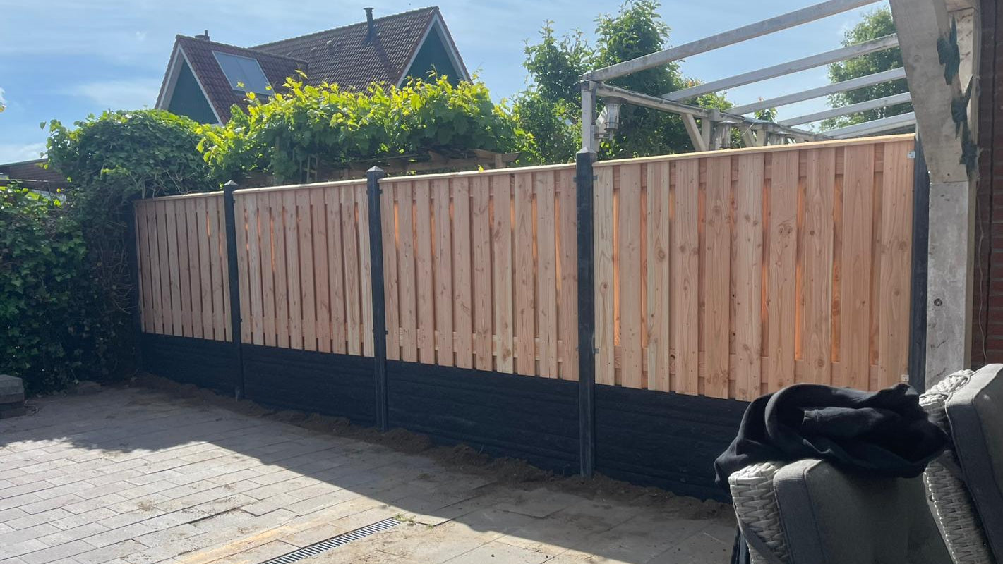 Complete Douglas Hout Beton Schutting met Dubbele Onderplaat Rotsmotief pakket