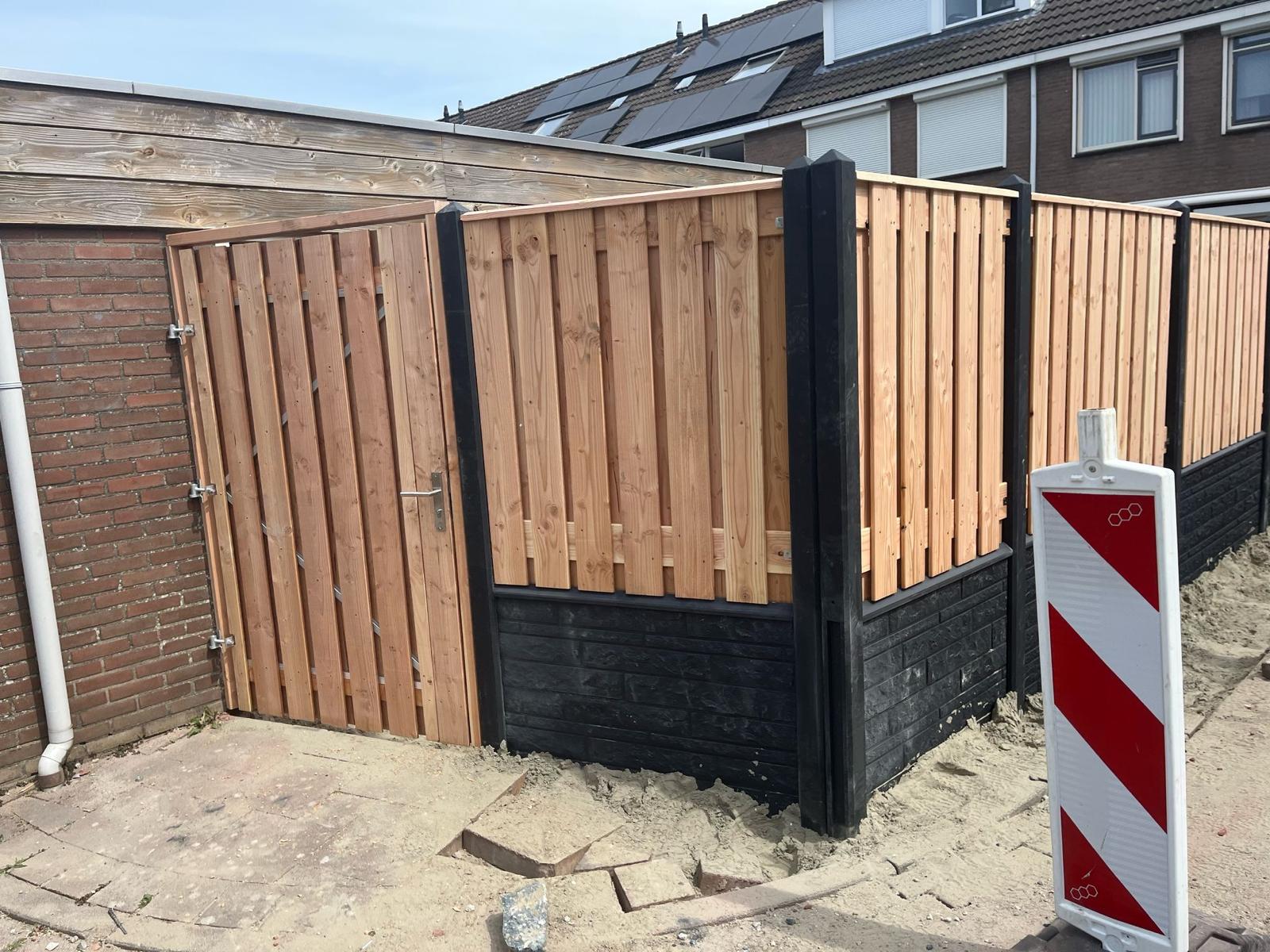 Douglasschuttingmetdubbeleonderplaatsteenmotief_aa3a7d45