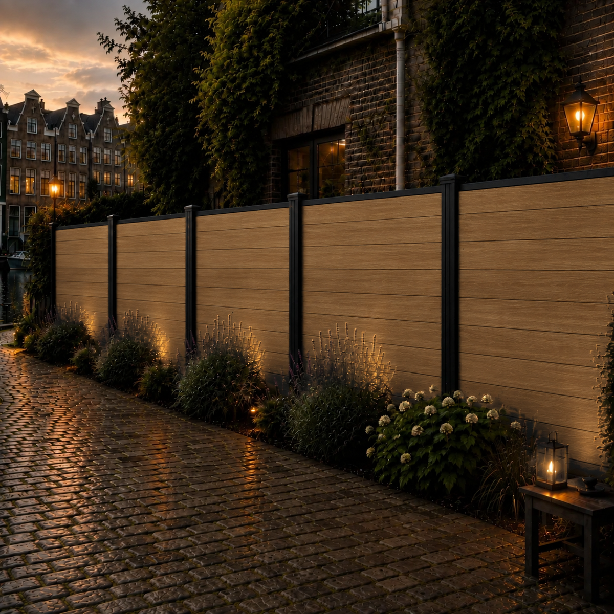 Oak composiet schutting langs keienpad met lavendel en hortensia's