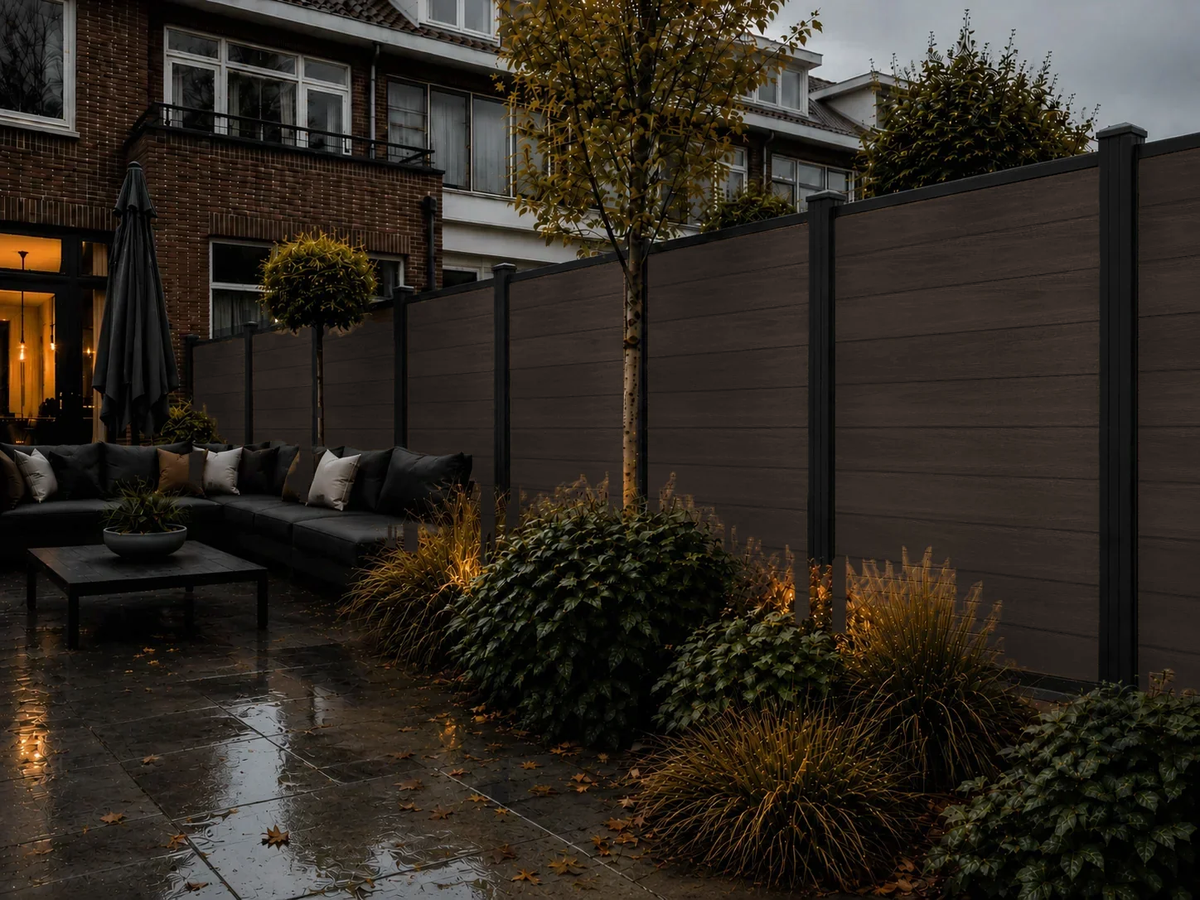 Walnut composiet schutting in de tuin bij avondverlichting