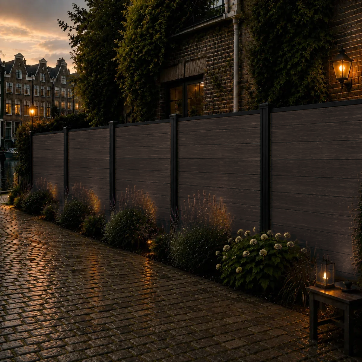 Walnut composiet schutting langs keienpad met lavendel en hortensia's