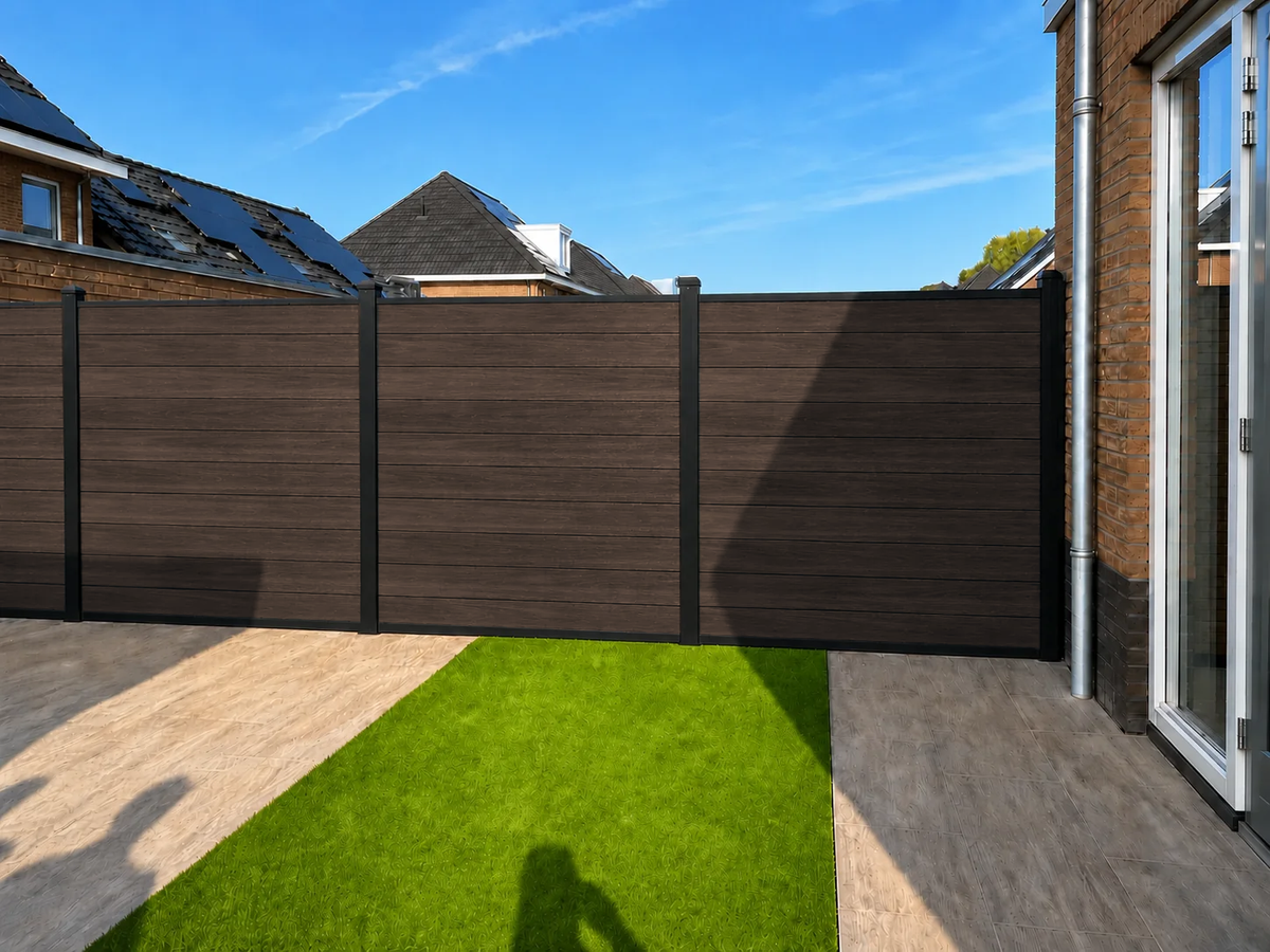 Walnut composiet schutting rond tuin met kunstgras en terras