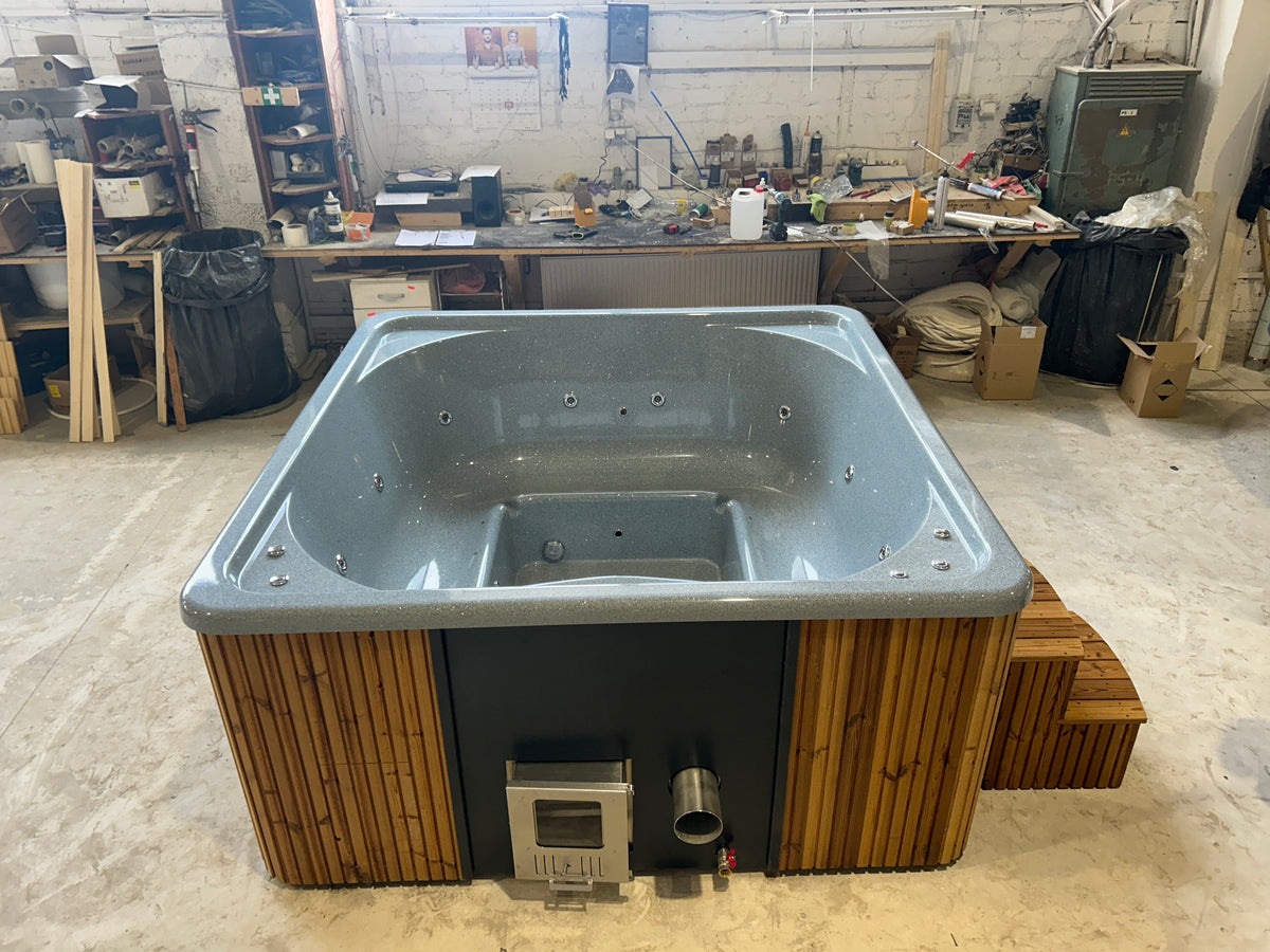 Bovenaanzicht van de Quadro Hot Tub met grijze 3D Granite kuip en geïntegreerde kachel