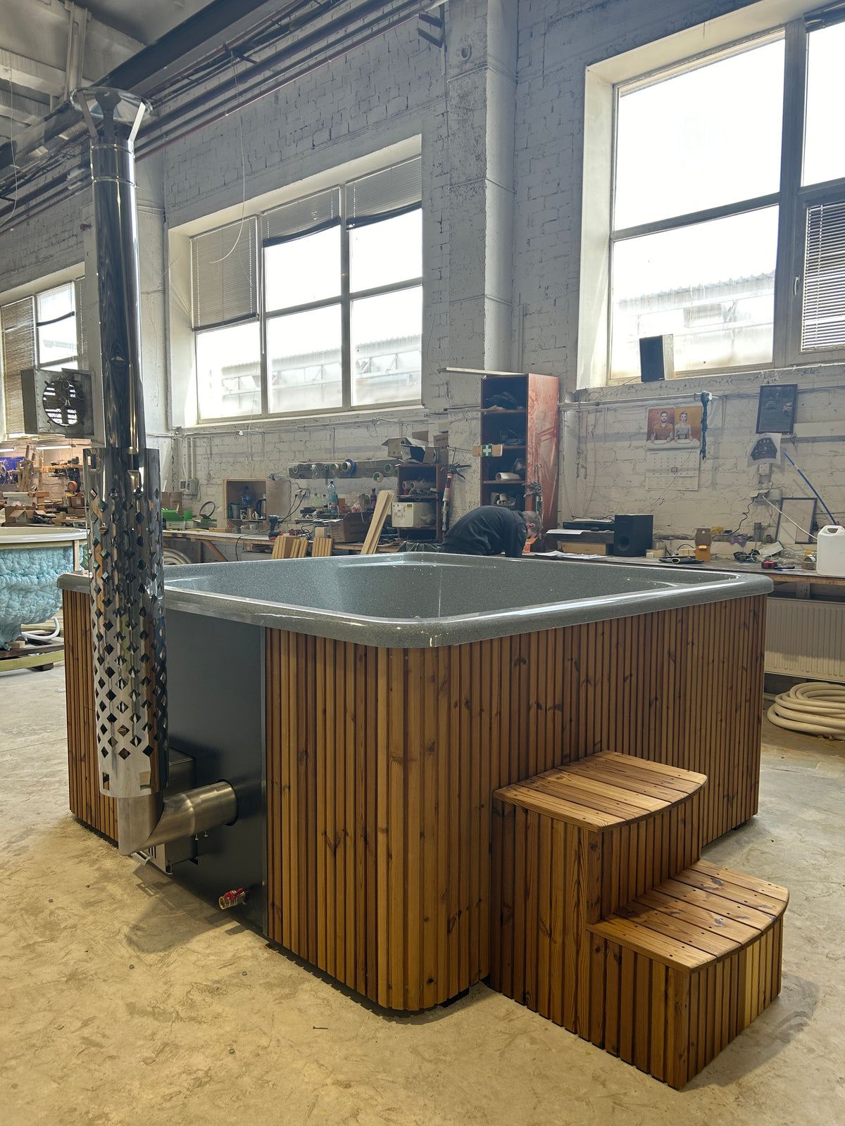 Vooraanzicht van de Quadro Hot Tub met opstaptrap