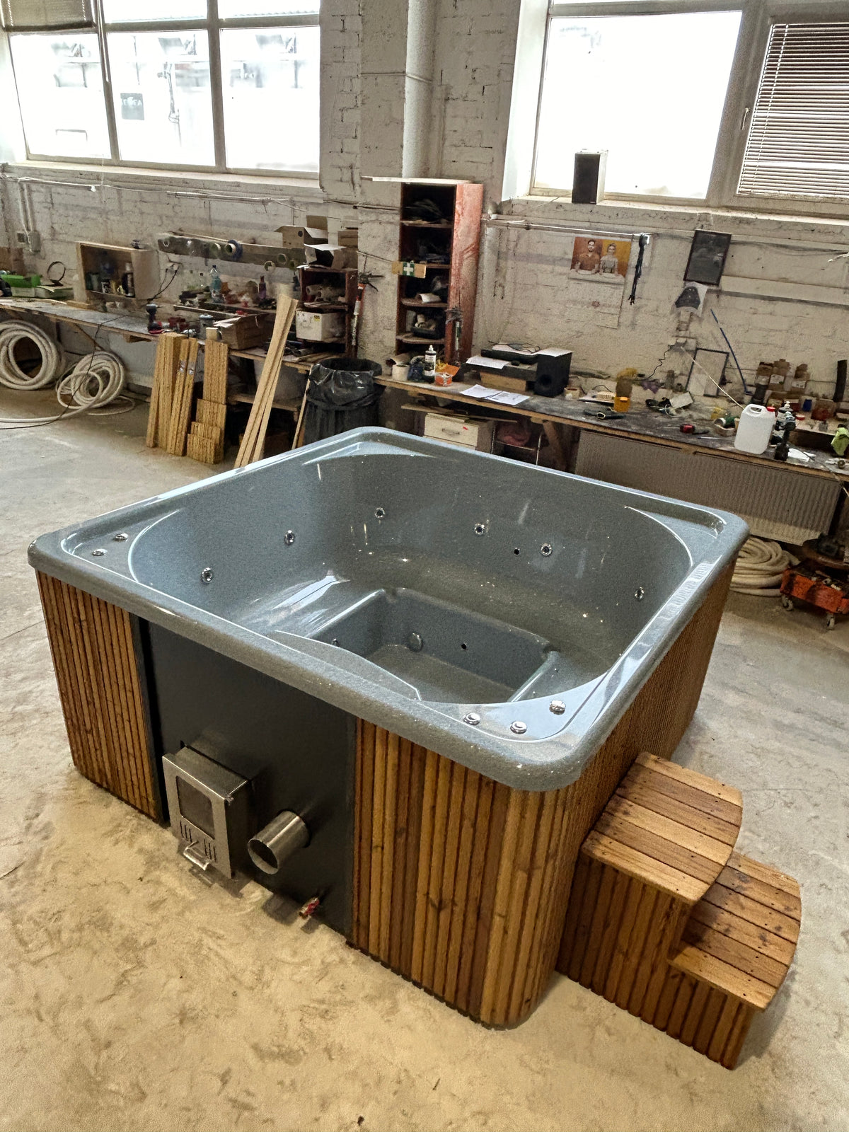 Quadro Hot Tub van bovenaf met 3D Granite kuip en opstaptrap