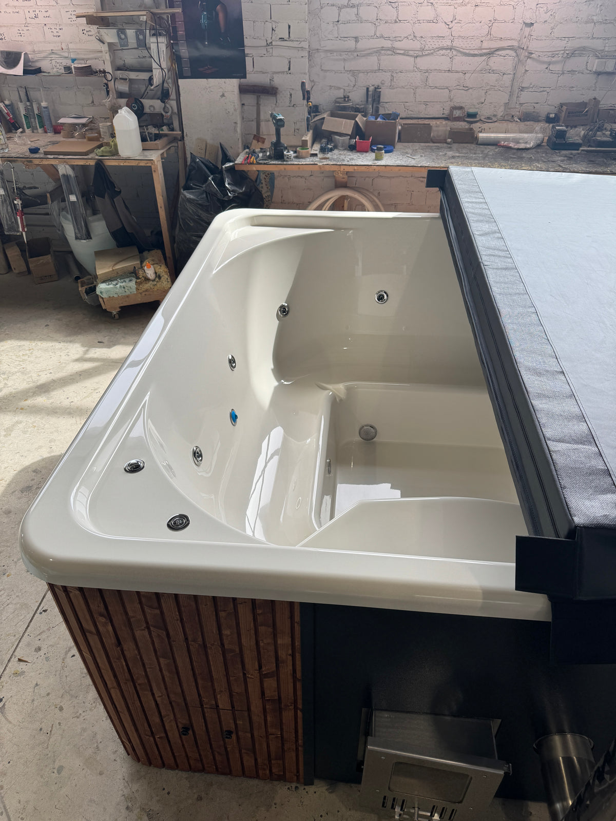 Interieur van de vierkante 3D Granite kuip met zitplaatsen