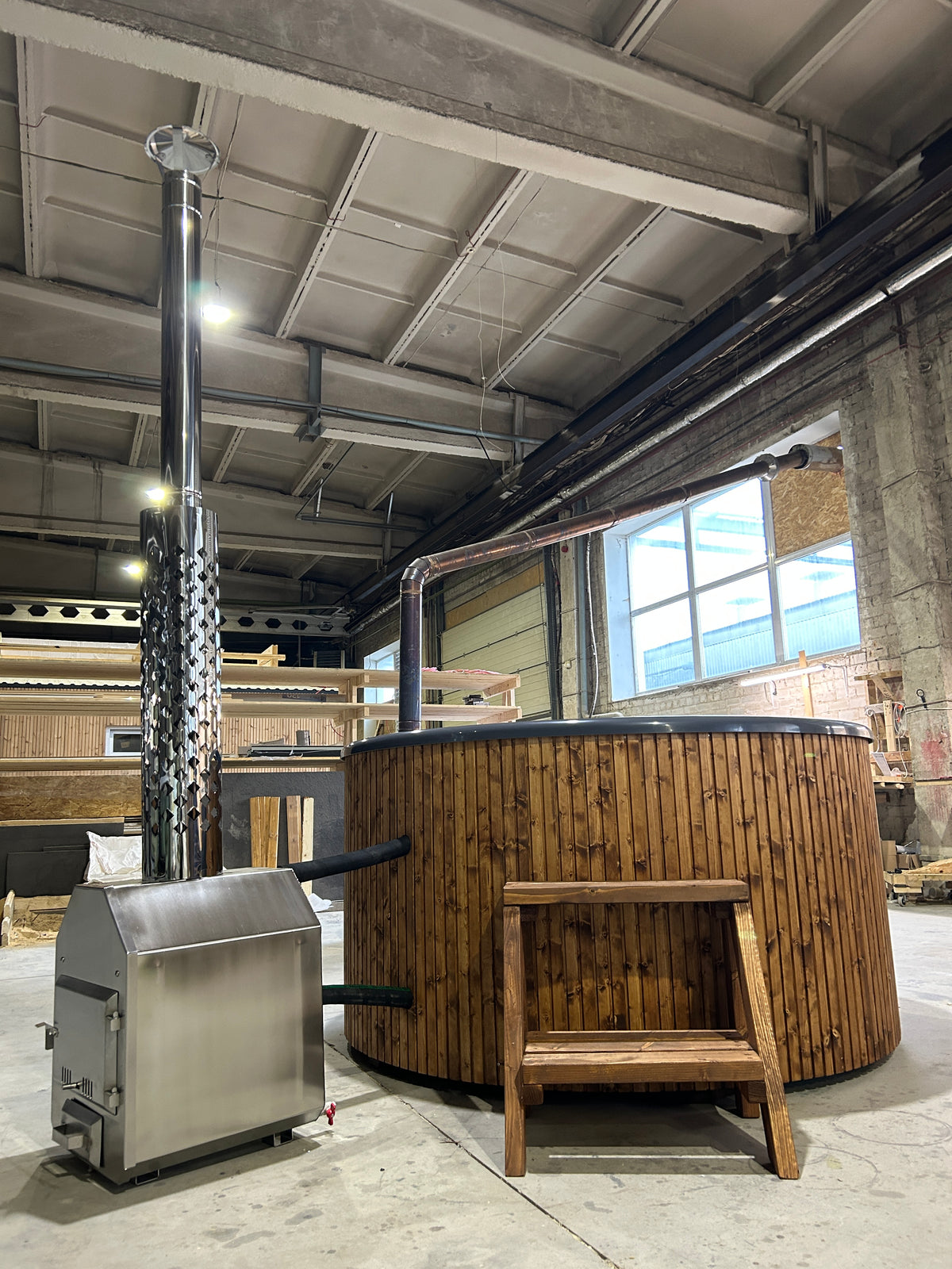 Houtgestookte Hot Tub met externe kachel en opstaptrap in een showroom