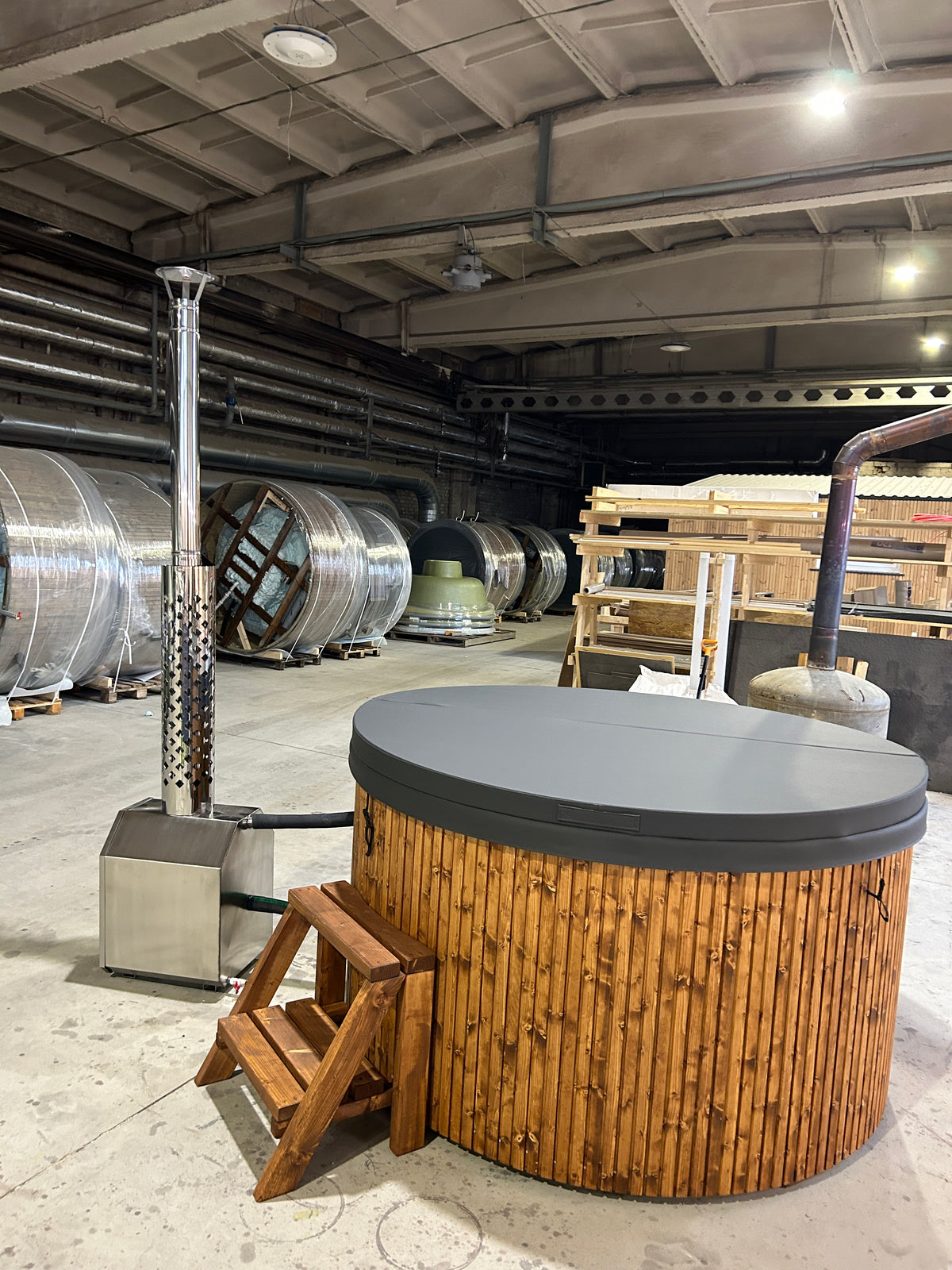 Houtgestookte Hot Tub met externe kachel en geïsoleerde deksel in een showroom