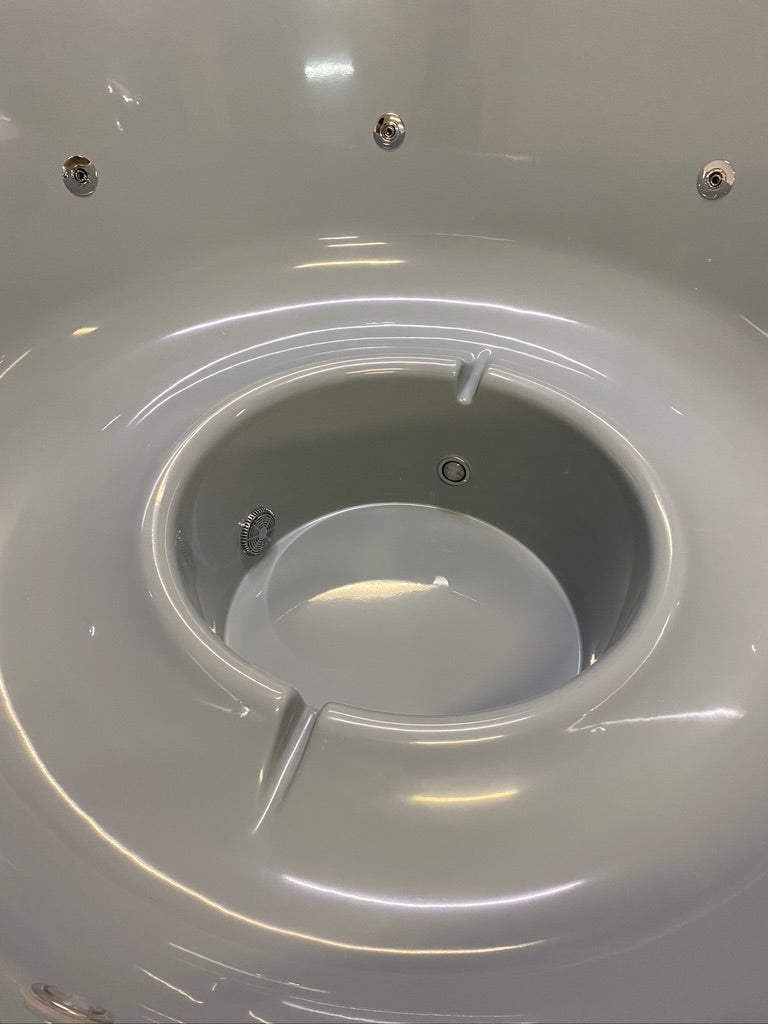 Close-up van het interieur van de glasvezel kuip met zitplaats