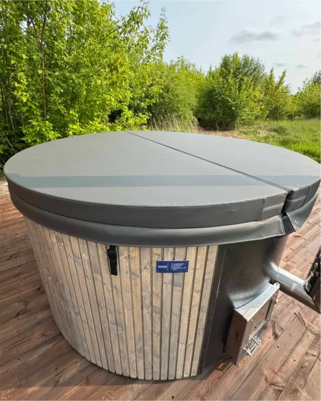 Houtgestookte Hot Tub met gesloten geïsoleerde deksel en houten bekleding